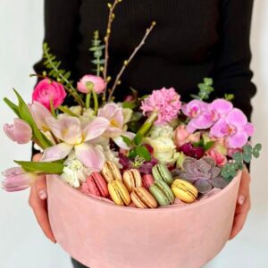 Cutia magica cu flori si macarons