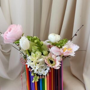 Creioane colorate si flori