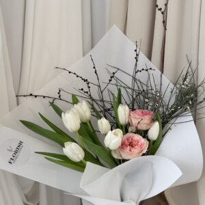 Buchet 7 lalele si 2 trandafiri